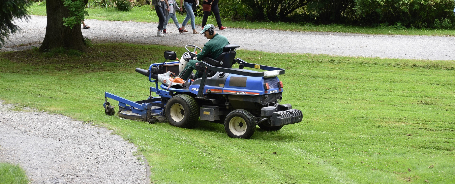 tonte-de-pelouse-avec-un-microtracteur